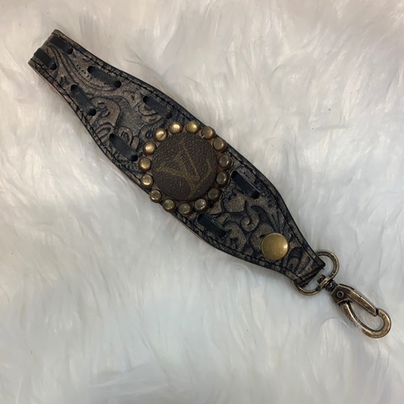 LV KEEP IT GYPSY TOOLED  WRISTLET‎ HOOK WITH STRAP CLASP - NWT - Picture 1 of 3